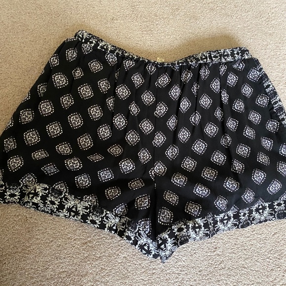 Black And White flowy shorts - Picture 2 of 2